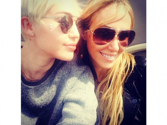 Майли Сайрус с мамой в Лондоне Майли Сайрус с мамой в Лондоне