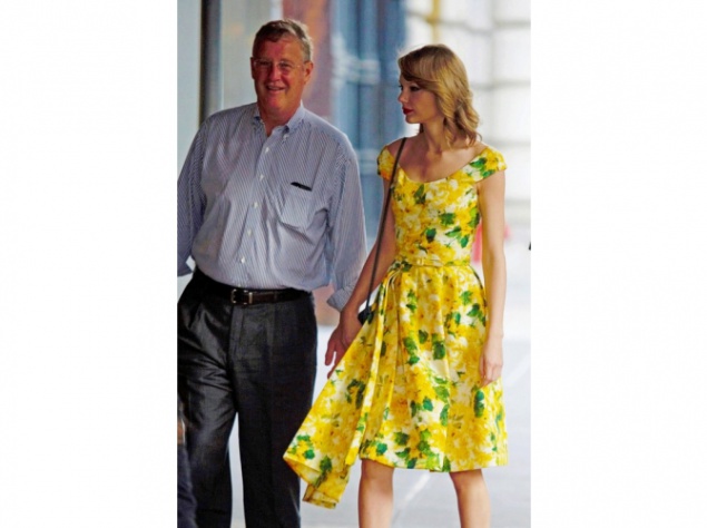 Тейлор Свифт пригласила своего отца Скотта на обед Тейлор Свифт пригласила своего отца Скотта на обед