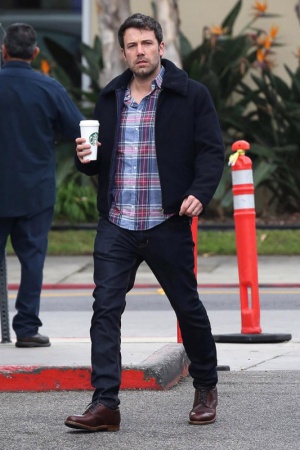 Бен Аффлек с кофе Бен Аффлек с кофе