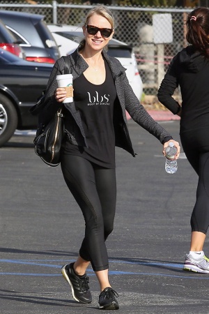 Наоми Уотс с кофе Наоми Уотс с кофе