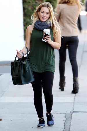 Хилари Дафф с кофе Хилари Дафф с кофе