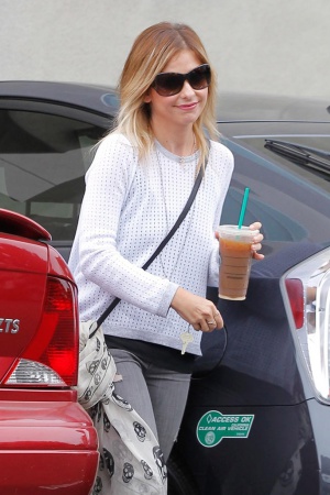 Сара Мишель Геллар с кофе Сара Мишель Геллар с кофе