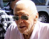 Кирк Дуглас бодр и в 97 лет