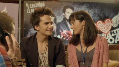 Украинская комедия "Одинок по контракту". Солист популярной музыкальной группы  впервые в своей жизни встречает девушку, которая, не подозревая о его популярности, влюбляется в него. Но продюсер весьма жестко напоминает Славе, что по контракту ни о каких 