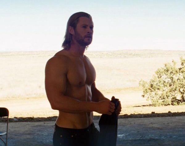 Крис Хемсворт в роли Тора выглядел весьма убедительно