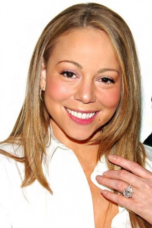 Поп-звезда получила кольцо стоимостью $2,5 млн. от Jacob & Ко от Ника Кэннона. 17-каратный розовый бриллиант, окруженный 58 маленькими розовыми бриллиантами в форме двух полумесяцев с каждой стороны.