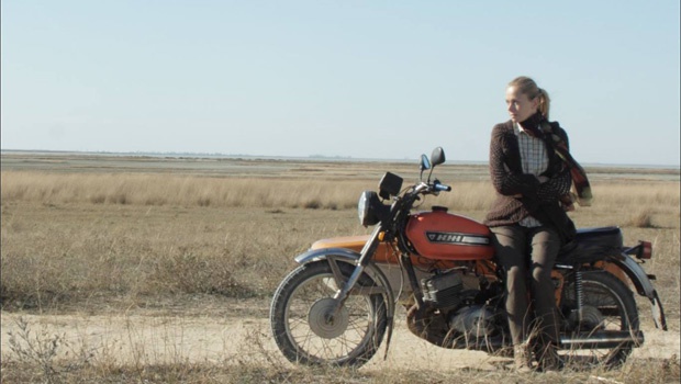 Драма "Такие красивые люди". Марта - одинокая 38-летняя рыбачка, которая давно уже потеряла веру в себя и в возможность встретить любимого мужчину. Она живет в одиночестве, и, кажется, так будет всегда, пока в ее жизни не появляется странствующий фотограф