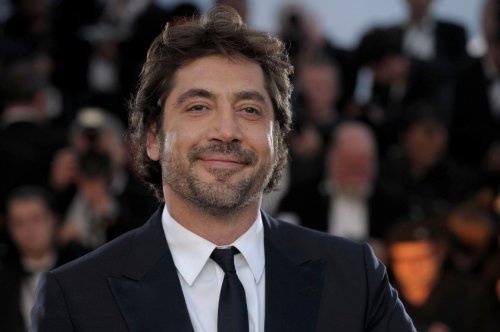 Хавьер Бардем (Javier Bardem). Самой запоминающейся ролью Хавьера Бардема стала роль в фильме 2007 года под названием "Старикам тут не место". В Испании актёр воспитывался в католической вере. По его словам, смерть отца открыла ему глаза на религию и он с Хавьер Бардем (Javier Bardem). Самой запоминающейся ролью Хавьера Бардема стала роль в фильме 2007 года под названием "Старикам тут не место". В Испании актёр воспитывался в католической вере. По его словам, смерть отца открыла ему глаза на религию и он с