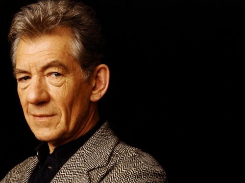 Сэр Иэн Маккеллен (Sir Ian Mckellen). Один из самых старых и добродушных актёров, Иэн МакКеллен, также является открытым атеистом уже в течение многих десятилетий, обвиняя религию, в том числе христианство, в большей части насилия, совершаемого в мире, сс