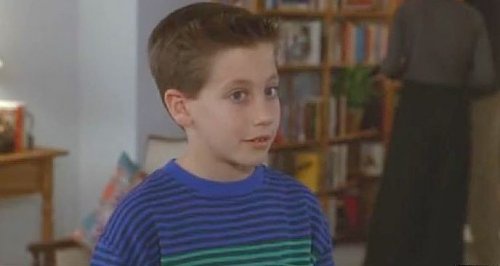 7. Джейк Джилленхол (Jake Gyllenhaal) – "Городские пижоны" (1991 год). Начало карьеры Джейка Джилленхола в кино было интересным. Из-за того, что он родом из голливудской семьи - его отец, Стивен Джилленхол (Stephen Gyllenhaal), был кинопродюсером, а его м 7. Джейк Джилленхол (Jake Gyllenhaal) – "Городские пижоны" (1991 год). Начало карьеры Джейка Джилленхола в кино было интересным. Из-за того, что он родом из голливудской семьи - его отец, Стивен Джилленхол (Stephen Gyllenhaal), был кинопродюсером, а его м