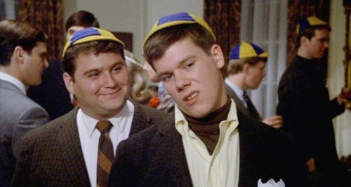 6. Кевин Бэйкон (Kevin Bacon) – "Зверинец" (1978 год). Кевин Бэйкон стал известным актёром в 1980-х годах, но на самом деле он начал свою актёрскую карьеру в 1970-х годах, в хите 1978 года под названием "Зверинец". Всё же его дебют в комедии не стал проры 6. Кевин Бэйкон (Kevin Bacon) – "Зверинец" (1978 год). Кевин Бэйкон стал известным актёром в 1980-х годах, но на самом деле он начал свою актёрскую карьеру в 1970-х годах, в хите 1978 года под названием "Зверинец". Всё же его дебют в комедии не стал проры