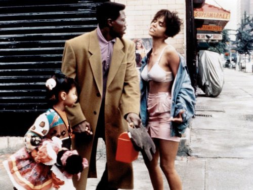 1. Холли Берри (Halle Berry) – "Тропическая лихорадка" (1991). Если учесть, что Холли Берри делала до своей первой роли в кино, вы можете быть удивлены её выбором своей первой роли. Холли была заслуженной победительницей конкурсов красоты в 1980-х годах.  1. Холли Берри (Halle Berry) – "Тропическая лихорадка" (1991). Если учесть, что Холли Берри делала до своей первой роли в кино, вы можете быть удивлены её выбором своей первой роли. Холли была заслуженной победительницей конкурсов красоты в 1980-х годах.