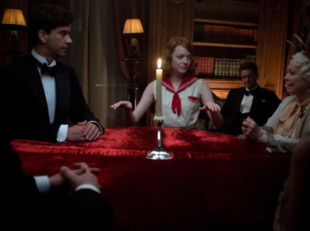 Комедия "Магия лунного света". Будучи лучшим разоблачителем фальшивых магов и прочих мошенников, Стэнли уверен, что вскоре раскроет секрет трюков девушки и выведет ее на чистую воду. Но длительные наблюдения за Софи не дают результатов. Более того, некото