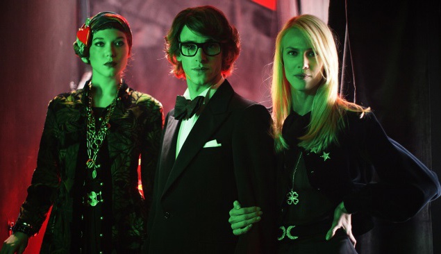 Биографическая драма "Святой Лоран. Страсти великого кутюрье". На богемных вечеринках кутюрье Сен-Лоран ищет ответы на вопросы и вдохновение. Так биографическая лента открывает не только человека, который создавал моду в те годы, но и пикантные детали его