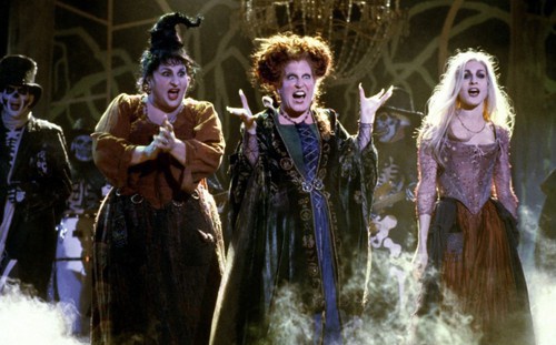 6. "Фокус-покус" (1993) – фэнтезийная комедия о трех сестрах-ведьмах, воскресших в ночь Хэллоуина.