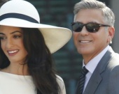 Жена Джорджа Клуни преподнесла очередной подарок