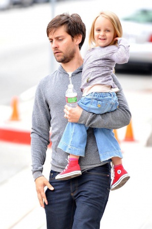 Тоби Магуайр на прогулке с дочерью Руби Тоби Магуайр на прогулке с дочерью Руби