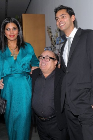 Дэнни Де Вито (Danny DeVito), рост – 150 сантиметров. Дэнни обладает отличным характером и блестящей карьерой для человека, рост которого составляет лишь 150 сантиметров. Он добился первого успеха в тот момент, когда сыграл Луи Де Палма (Louie DePalma) в Дэнни Де Вито (Danny DeVito), рост – 150 сантиметров. Дэнни обладает отличным характером и блестящей карьерой для человека, рост которого составляет лишь 150 сантиметров. Он добился первого успеха в тот момент, когда сыграл Луи Де Палма (Louie DePalma) в