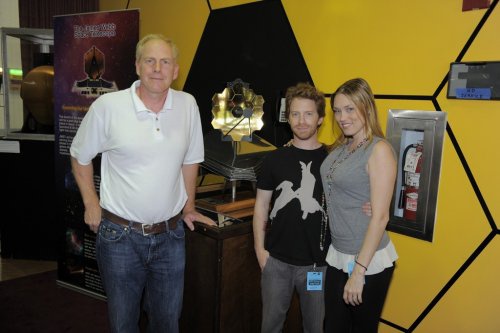 Сет Грин (Seth Green), рост – 163 сантиметра. Сет Грин всегда был очаровательным невысоким парнем, причём настолько обаятельным, что его небольшой рост стал частью его обаяния. На самом деле, если посмотреть на фотографии Сета и его жены актрисы Клэр, сра