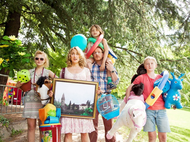 Приключенческая комедия "Все включено 2: Галопом по Европам". На этот раз семья Суне отправляются в путешествие по Европе. Их цель – небольшая деревушка в Южном Тироле, где мама и папа Андерссоны провели свой медовый месяц. В деревне живёт не только девуш