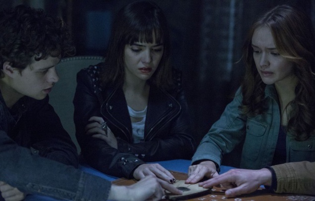 Мистический триллер "Уиджи. Смертельная игра". Компания друзей просто решила поразвлечься. Они считали, что это будет забавно, "пообщаться" с духами при помощи доски для спиритических сеансов. Они всерьез и не рассчитывали получить сигнал из потустороннег