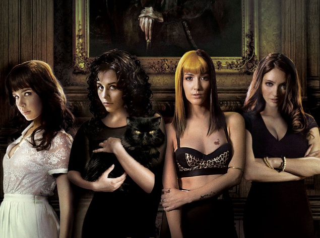 Мистический триллер "Темнее ночи". Грета унаследовала огромный особняк от своей покойной тети с одним единственным условием — присматривать за ее черным котом по кличке Беккер. Девушка переезжает в особняк вместе с тремя подругами. Но однажды ночью из-за 