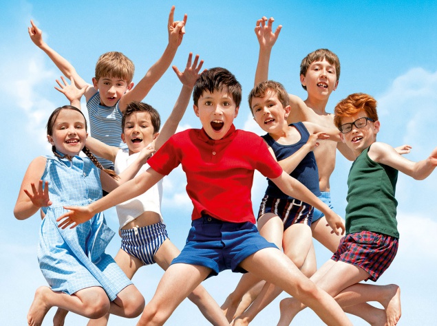 Французская комедия "Каникулы маленького Николя". Закончился учебный год, и теперь Николя думает о каникулах. Отправившись вместе с семьей к морю, он быстро находит новых друзей и окунается во множество интересных и дурацких приключений.