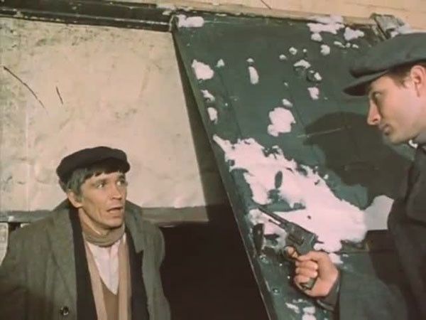 Плевок в лицо Жеглова. В эпизоде, когда во время взятия "Черной кошки" Промокашку выводят из подвала, Бортнику дали карт-бланш, разрешив импровизировать. Он сначала спел несколько строк из блатной песни (это вошло в фильм), а потом, проходя мимо Высоцкого Плевок в лицо Жеглова. В эпизоде, когда во время взятия "Черной кошки" Промокашку выводят из подвала, Бортнику дали карт-бланш, разрешив импровизировать. Он сначала спел несколько строк из блатной песни (это вошло в фильм), а потом, проходя мимо Высоцкого