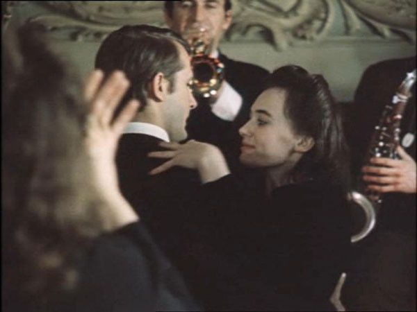 Как строили МУР. "МУР мы пытались сделать таким, каким он был после войны, – вспоминает Валентин Гидулянов. – Строили декорации в павильоне. Высоцкий любил прийти и заранее посмотреть, как идет строительство. Ему было интересно, где он будет работать. Дек