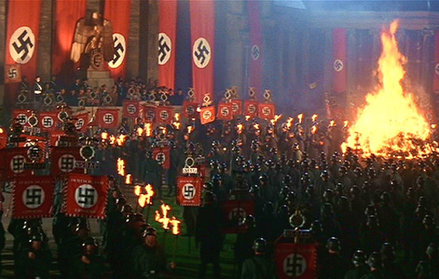 Нацистская форма, которую носили статисты в сценах в Берлине, – это подлинное военное обмундирование солдат времён Второй мировой войны. Форма была случайно найдена в хранилищах Германии, а художник по костюмам Энтони Пауэлл решил задействовать её в фильм