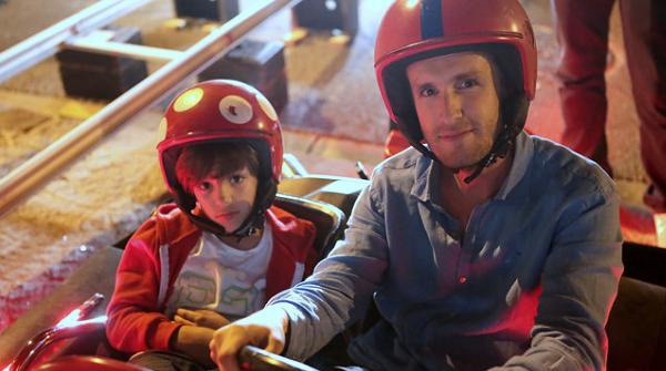 Комедия "Superнянь". Семейная пара уезжает на выходные, оставив своего сына под присмотром Фрэнка. На следующее утро супругов будит звонок полицейского, который сообщает, что их дом перевернут верх дном, а сын исчез! На месте происшествия полиция находит 