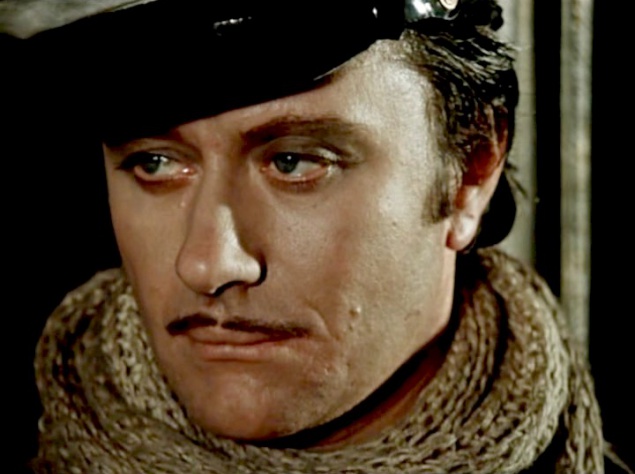 Всенародно любимый актер Андрей Миронов не довел не только главную роль в спектакле "Безумный день, или Женитьба Фигаро" на сцене Русского драматического театра в Риге, когда в августе 1987 года за десять минут до финала он со словами "Шура, голова болит! Всенародно любимый актер Андрей Миронов не довел не только главную роль в спектакле "Безумный день, или Женитьба Фигаро" на сцене Русского драматического театра в Риге, когда в августе 1987 года за десять минут до финала он со словами "Шура, голова болит!