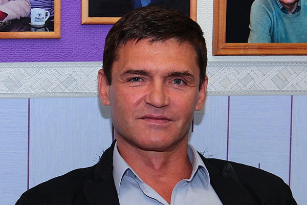 Игорь Лифанов, которого журналисты называют "главным бандитом" современного кино, тоже начинал свою карьеру в кино со съемок в порнофильмах. Точнее, фильме, потому что такой опыт был у актера только один — "Забава-4", снятый в 1995 году. В одном из интерв