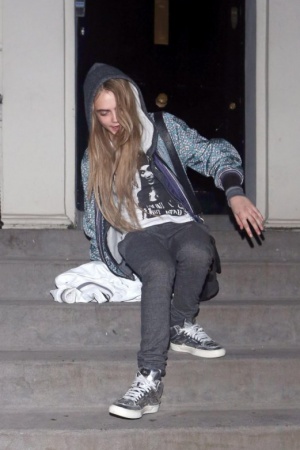 Кара Делевинь в кедах рухнула на ровном месте