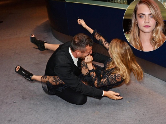 А еще Кара Делевинь любит падать на вечеринках