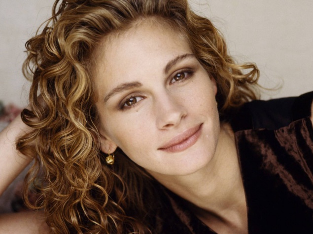 Джулия Робертс родилась в 1967 году в маленьком городке Смирна, штат Джорджия, США. Большой рот, тонкие губы, длинный нос, мужеподобная фигура - мало кого такое сочетание во внешности натолкнет на мысль о красоте девушки. Тем не менее, это не мешает актри