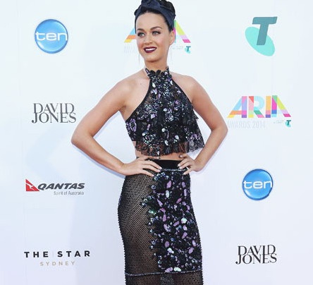 На премии ARIA Awards 2014 Кэти Перри появилась в платье малоизвестного австралийского бренда и тут же произвела эффект разорвавшейся бомбы в модных кругах. Мало того что певица стала жертвой очередного в ее карьере модного провала, так она еще и трусы на На премии ARIA Awards 2014 Кэти Перри появилась в платье малоизвестного австралийского бренда и тут же произвела эффект разорвавшейся бомбы в модных кругах. Мало того что певица стала жертвой очередного в ее карьере модного провала, так она еще и трусы на