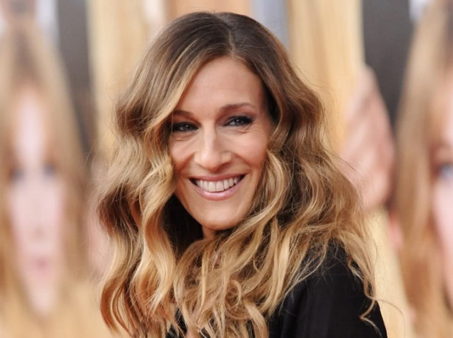 9. Сара Джессика Паркер. Кэрри Брэдшоу из сериала "Секс в большом городе" стала не просто иконой стиля, а олицетворением современной женщины. Её лёгкие локоны просты в исполнении, но безупречны. Именно с момента появления знакового для многих модниц сериа