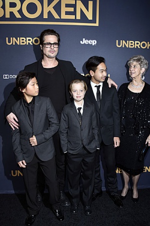 Брэд Питт с детьми и мамой Джейн Брэд Питт с детьми и мамой Джейн