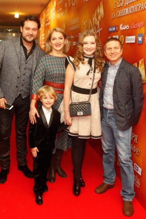 Мария Порошина с коллегами по съемкам Мария Порошина с коллегами по съемкам