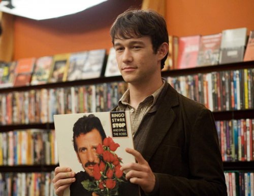 Джозеф Гордон-Левитт: "500 дней лета". Джозефу Гордону-Левитту (Joseph Gordon Levitt) нравится "500 дней лета", постмодернистская романтическая комедия с Зоуи Дешанель (Zooey Deschanel) в главной роли, но он ненавидит персонажа Тома, которого сыграл в фил Джозеф Гордон-Левитт: "500 дней лета". Джозефу Гордону-Левитту (Joseph Gordon Levitt) нравится "500 дней лета", постмодернистская романтическая комедия с Зоуи Дешанель (Zooey Deschanel) в главной роли, но он ненавидит персонажа Тома, которого сыграл в фил