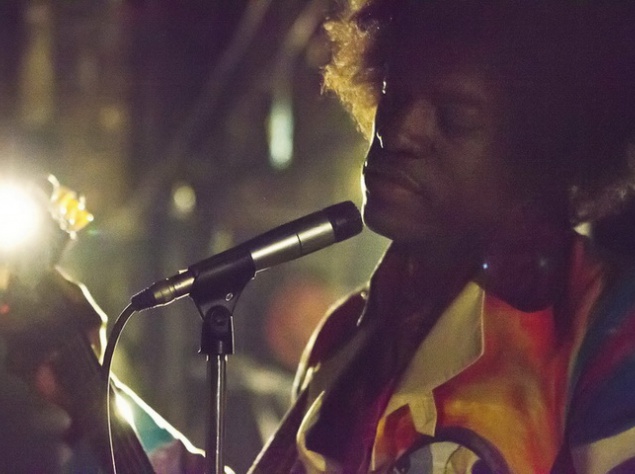 Биографическая драма "Джимми Хендрикс". Никому неизвестный Джимми Хендрикс играет вместе со своей скромной группой в рок-клубе Нью-Йорка. Подружка одного из участников группы "The Rolling Stones", Линда Кит, обращает внимание на талантливого гитариста. Хе Биографическая драма "Джимми Хендрикс". Никому неизвестный Джимми Хендрикс играет вместе со своей скромной группой в рок-клубе Нью-Йорка. Подружка одного из участников группы "The Rolling Stones", Линда Кит, обращает внимание на талантливого гитариста. Хе