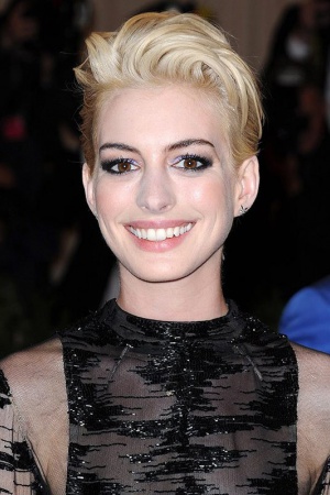 Блондинка Энн Хэтэуэй