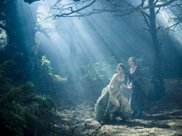 Музыкальный фильм-фэнтези "В темном-темном лесу". Герои различных сказок мечтают о простом человеческом счастье. Но у Ведьмы из леса самая большая проблема. Желая вернуть себе былую молодость и красоту, она должна приготовить волшебное зелье, которое сост