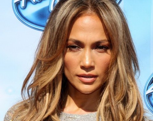 Дженнифер Лопез славится странными требованиями, но есть несколько, которые удивят даже бывалых. К примеру, ее кофе должно перемешиваться строго против часовой стрелки, ни один предмет не должен быть белого цвета, будь то стол, диван, цветок, портьера или