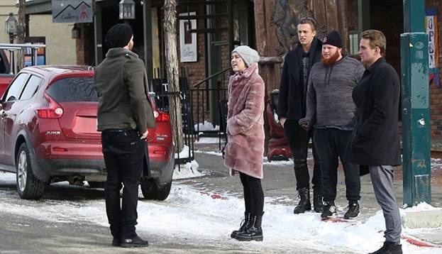 Майли и Патрик с друзьями возле ресторана "Kneadery"