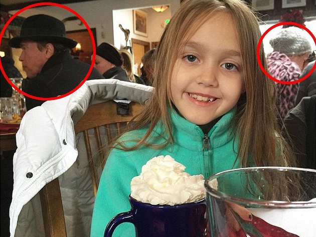 Фотография, где можно видеть Арнольда возле барной стойки, а Майли с компанией друзей за столом