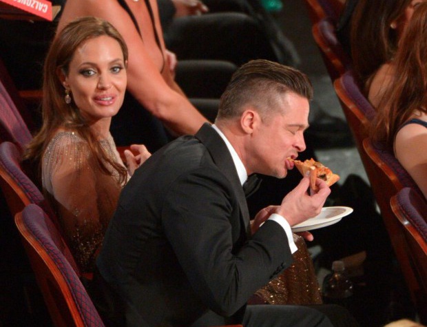 3. Брэд Питт и его оральная фиксация. Брэд Питт на экране потребляет больше калорий, чем акулы из фильма "Челюсти" и динозавры из "Парка юрского периода" вместе взятые.  В журнале "Vulture" собран исчерпывающий список из 60 разных продуктов, которые Питт 