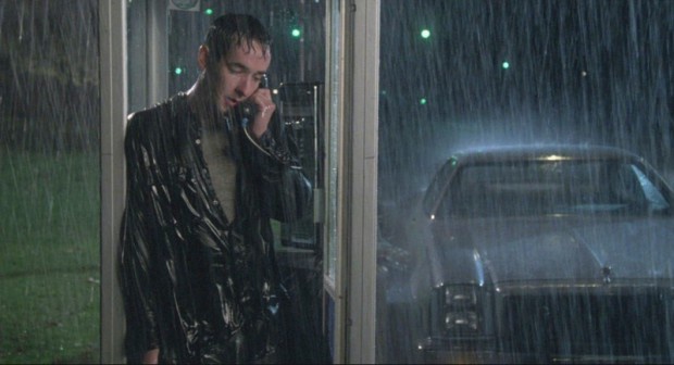 4. Джон Кьюсак не понимает, что такое дождь. В большинстве фильмов Джона Кьюсака есть один элемент, который не так-то просто разглядеть.  Например, в фильме "Верняк" есть сцена, в которой он встречает свою пассию.  Через несколько лет вышла картина "Скажи