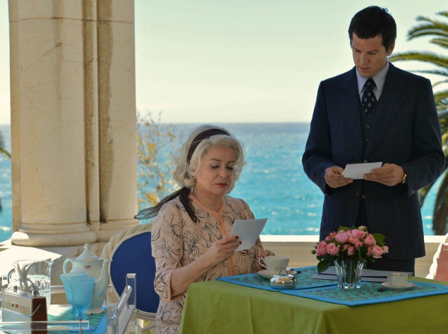 Драма "Мужчина, которого слишком сильно любили". После разрыва брачных уз, Аньес возвращается к матери Рене, владелице казино. Девушка влюбляется в юриста Мориса. Будучи одним из акционеров казино, Аньес хочет продать свою долю, но ее мать упрямо отказыва